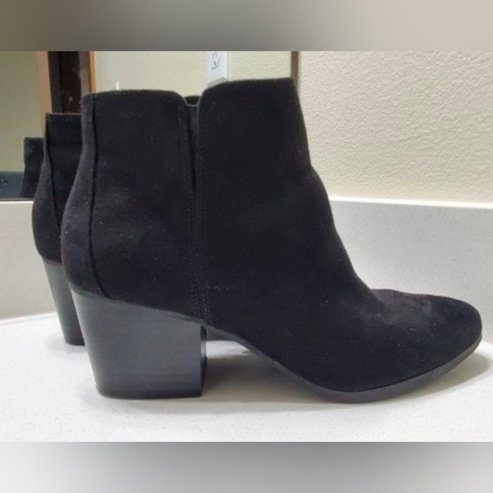 Dexflex Comfort  Women Black Suede Ankle Zip Boots. Size 9. Very Good Condition.